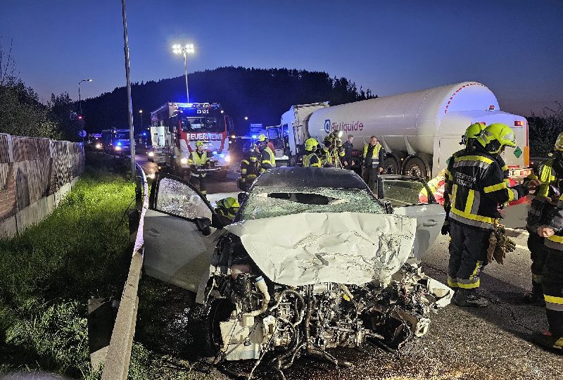 Verkehrsunfalls auf der B100 (Bild 2)